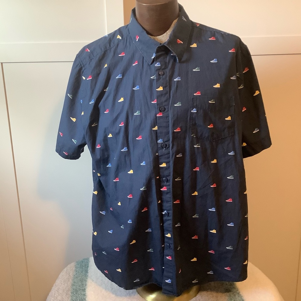 Haggar Sneaker Print Blue Button Down Short Sleeve Shirt size XX Large.